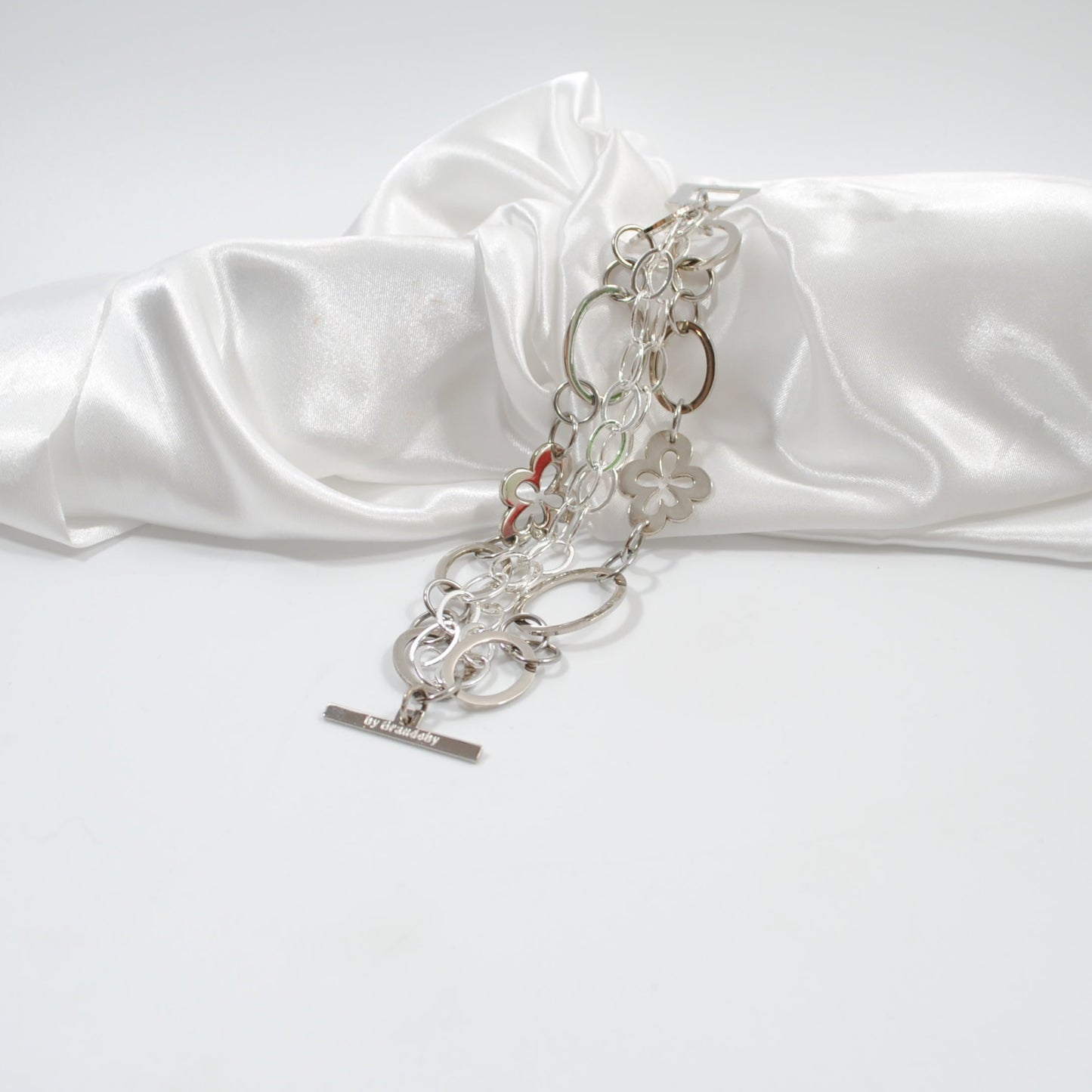 armband i tre rader silver blommor elegant handgjort design by brandeby