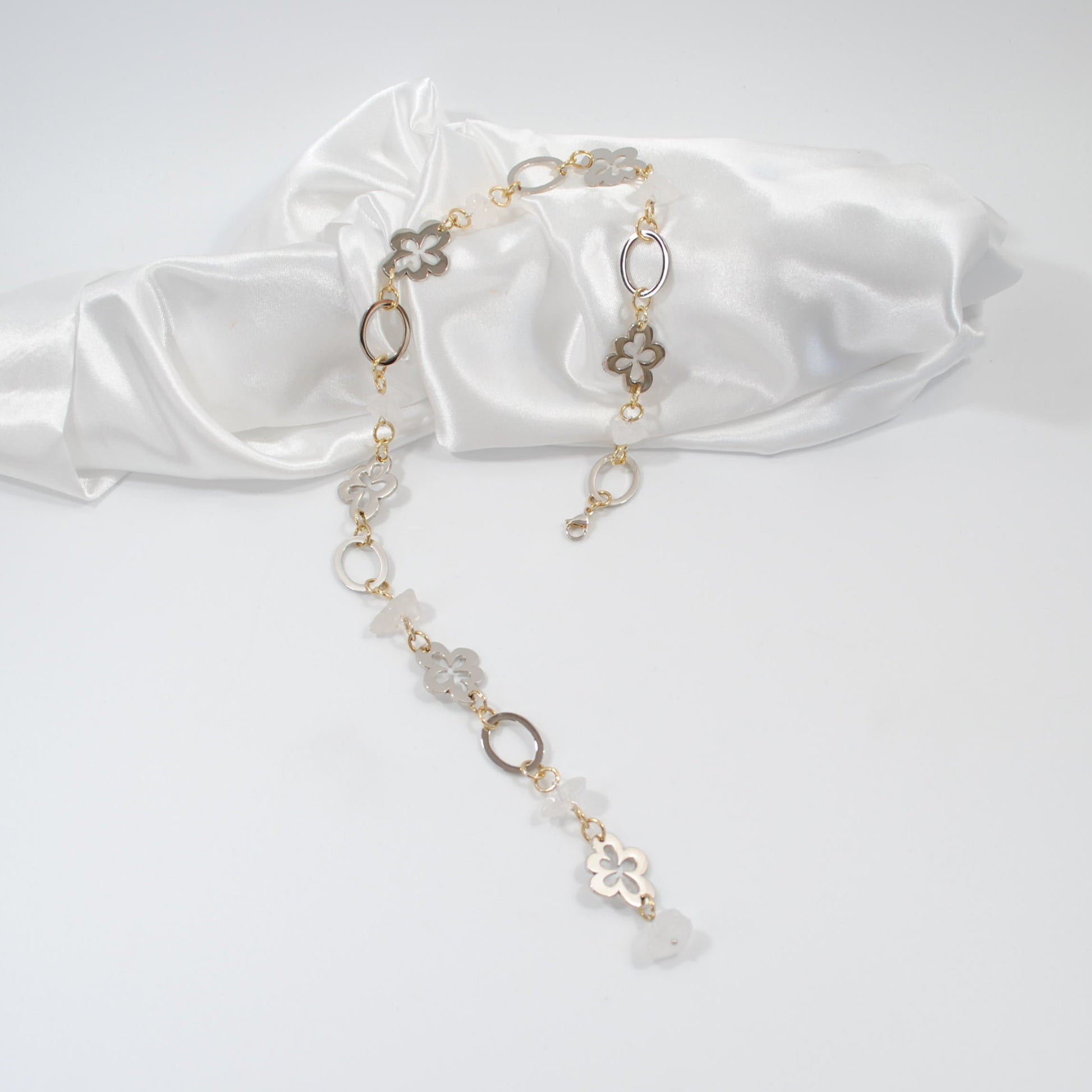 kort halsband med bergkristall blommor cirklar i silver med gulddetaljer design by brandeby