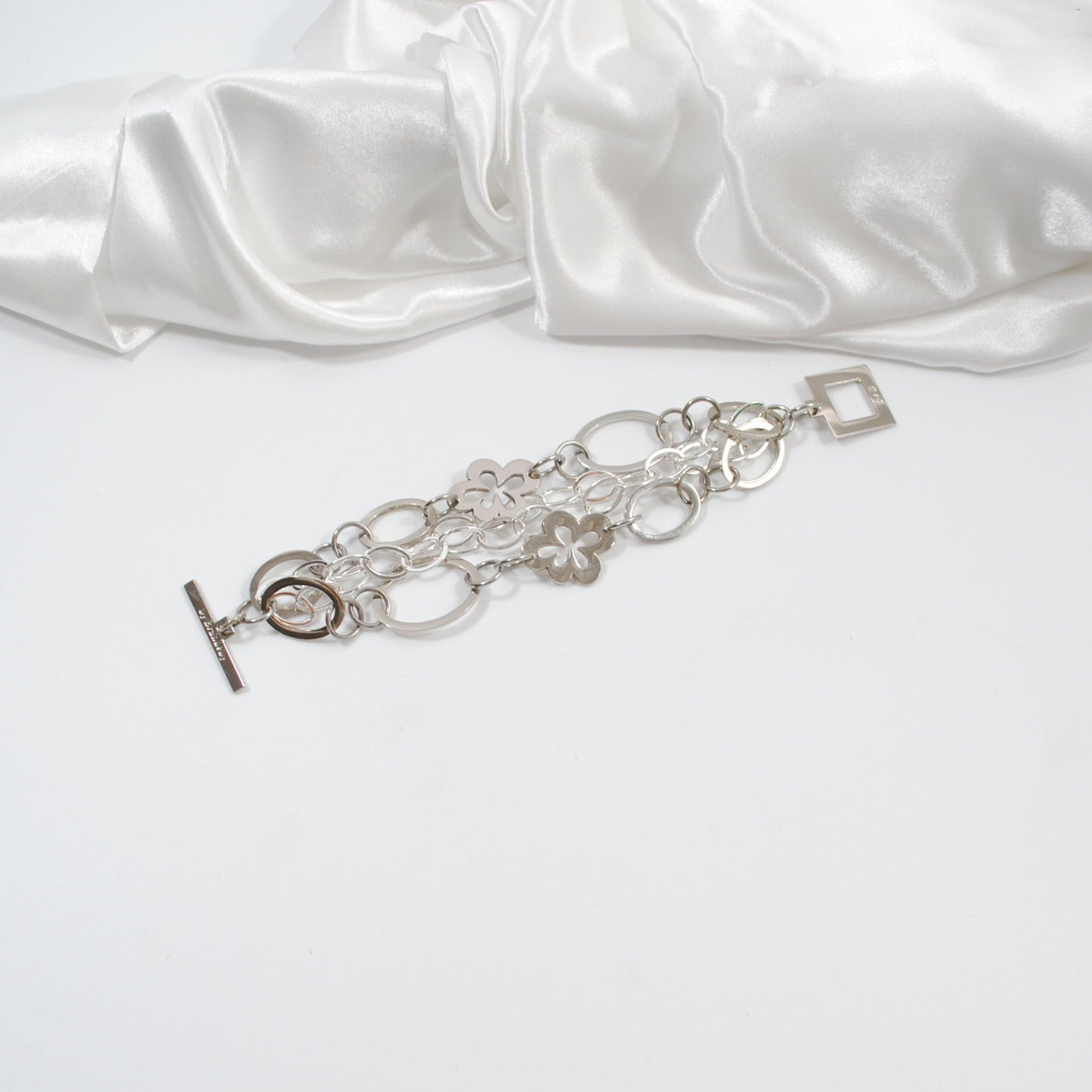 armband i silver med blommor kedja och cirklar handgjort the one silver armband design by brandeby