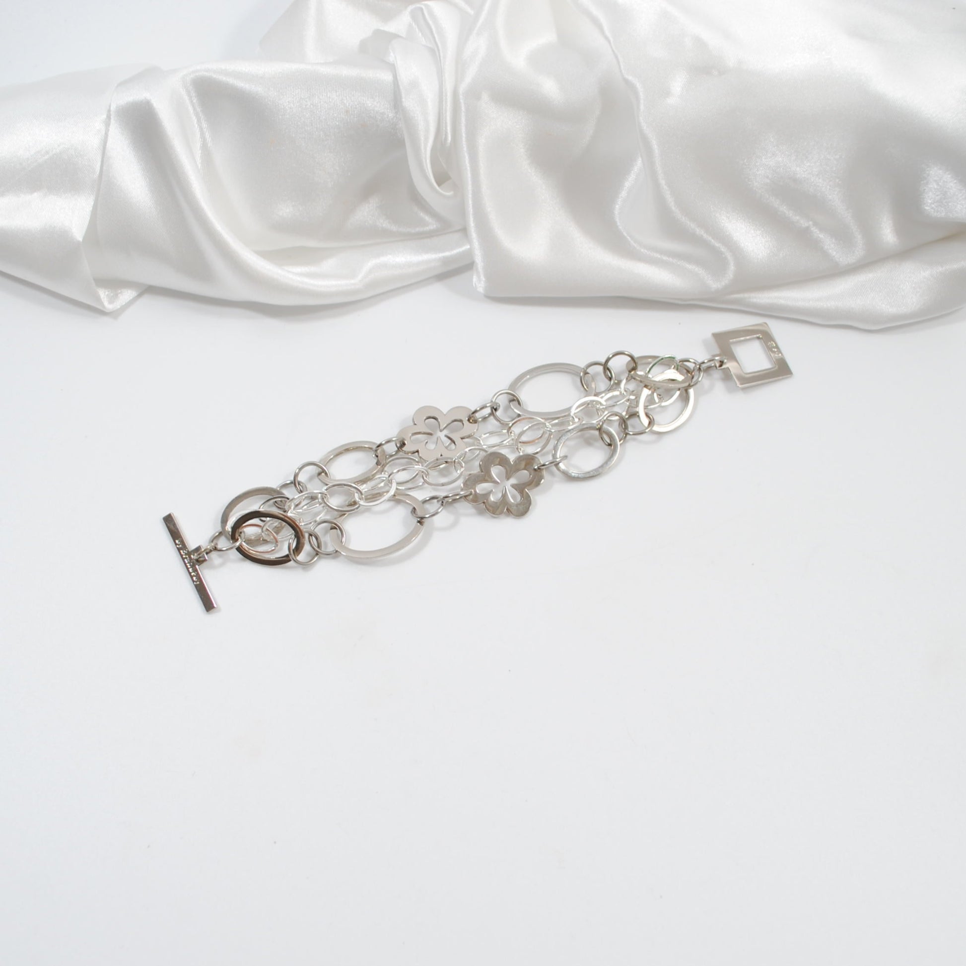 armband i silver med blommor kedja och cirklar handgjort the one silver armband design by brandeby