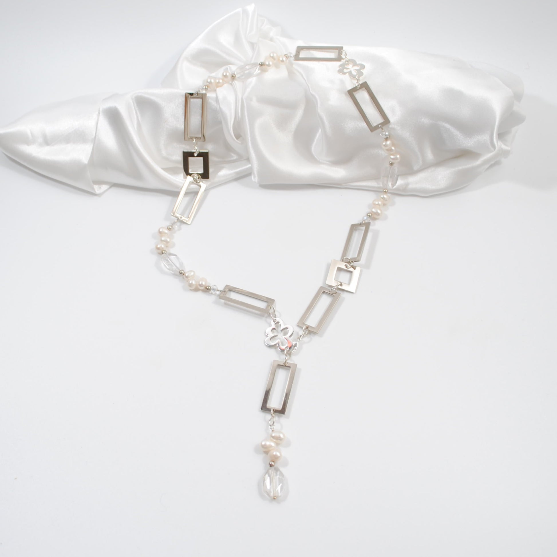 handgjort halsband i äkta stenar och vita äkta sötvattenspärlor design by brandeby