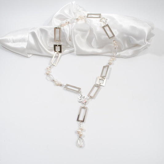 handgjort halsband i äkta stenar och vita äkta sötvattenspärlor design by brandeby