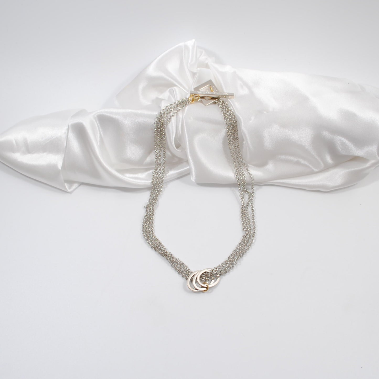 silver och guld kedja i ett kort eller långt halsband design by brandeby