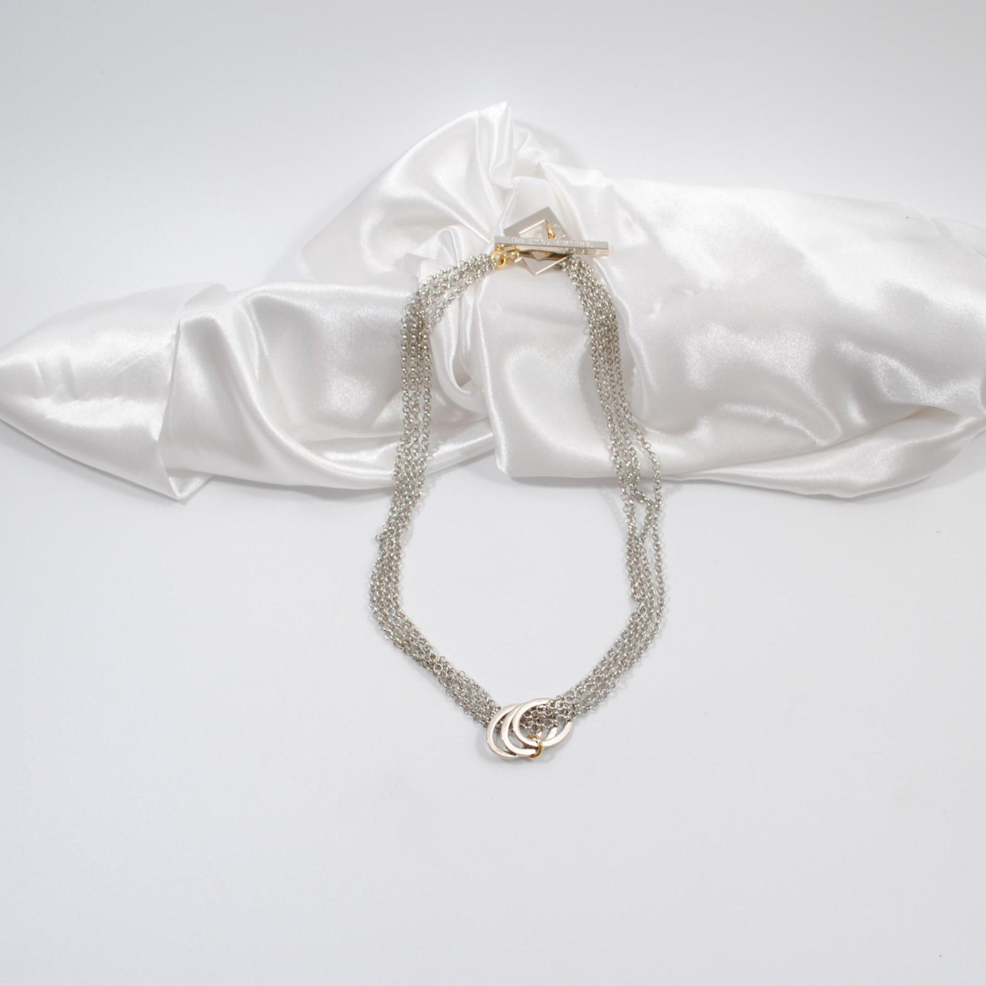 silver och guld kedja i ett kort eller långt halsband design by brandeby