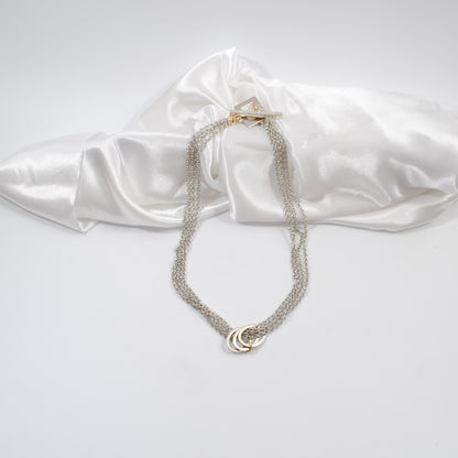 silver och guld kedja i ett kort eller långt halsband design by brandeby