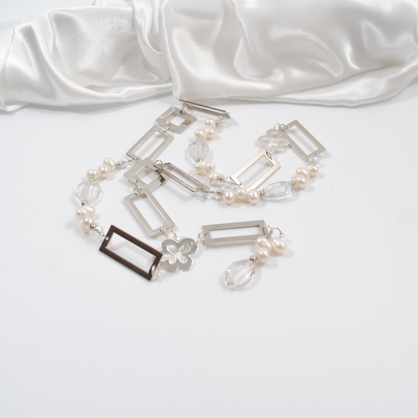 halsband i silver handgjort med sötvattenspärlor och bergkristall i ett flexibelt halsband design by brandeby
