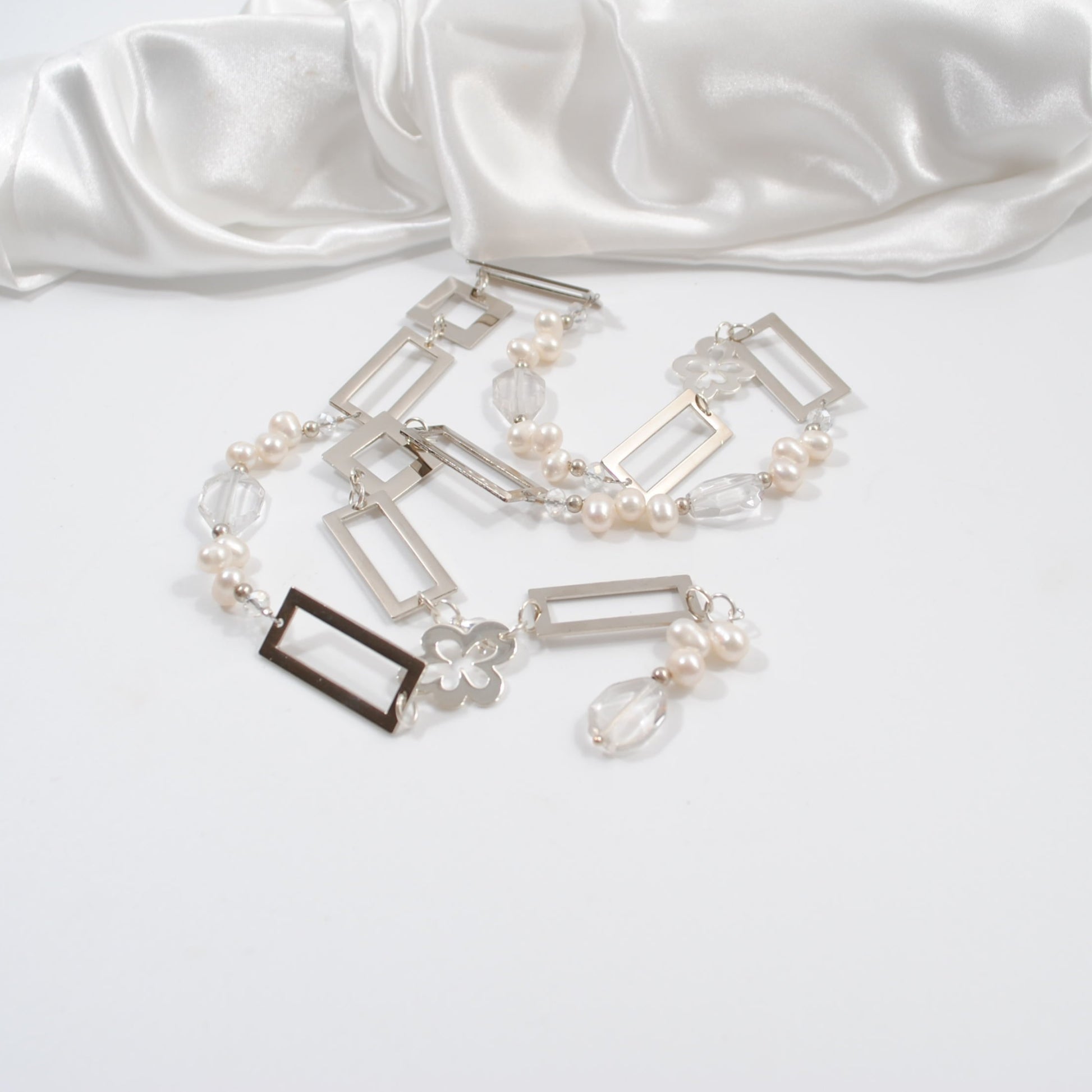 halsband i silver handgjort med sötvattenspärlor och bergkristall i ett flexibelt halsband design by brandeby