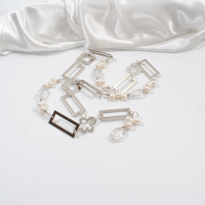 halsband i silver handgjort med sötvattenspärlor och bergkristall i ett flexibelt halsband design by brandeby