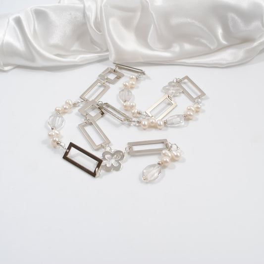 halsband i silver handgjort med sötvattenspärlor och bergkristall i ett flexibelt halsband design by brandeby