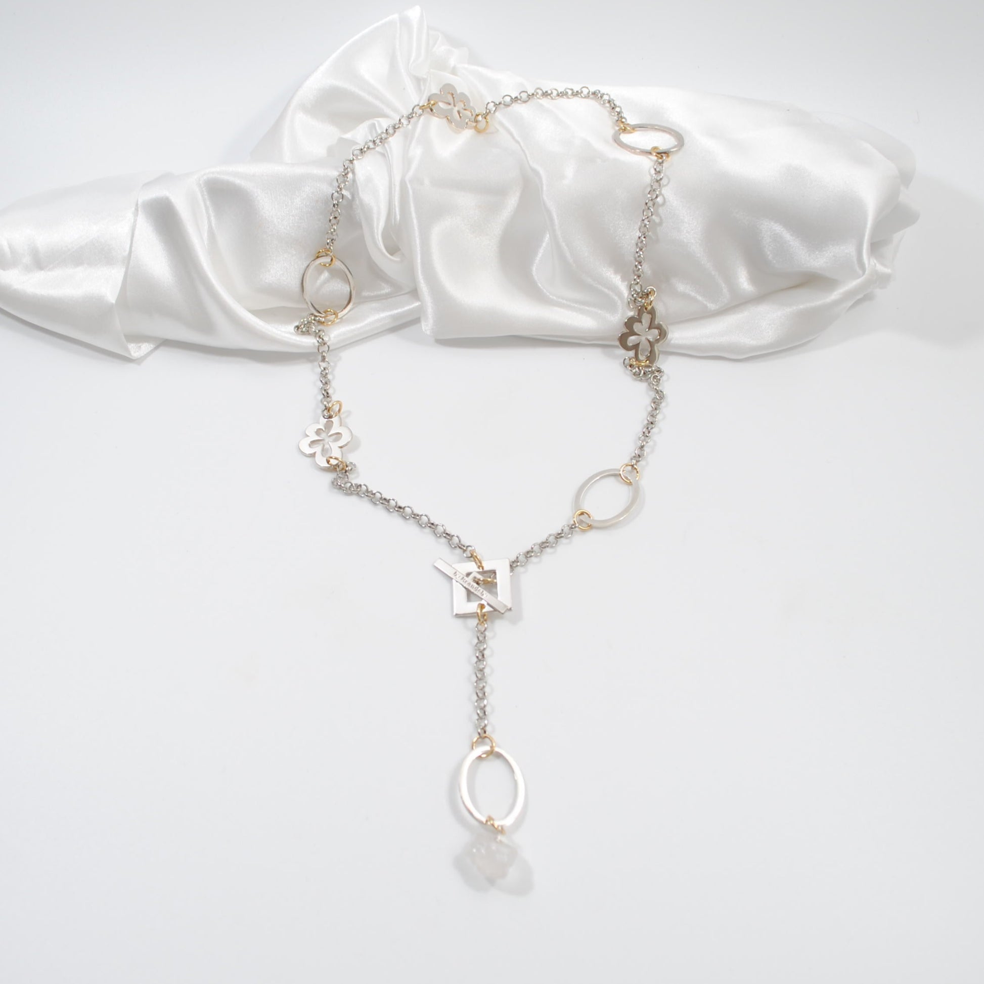 långt silverhalsband med bergkristall kedja  design by brandeby