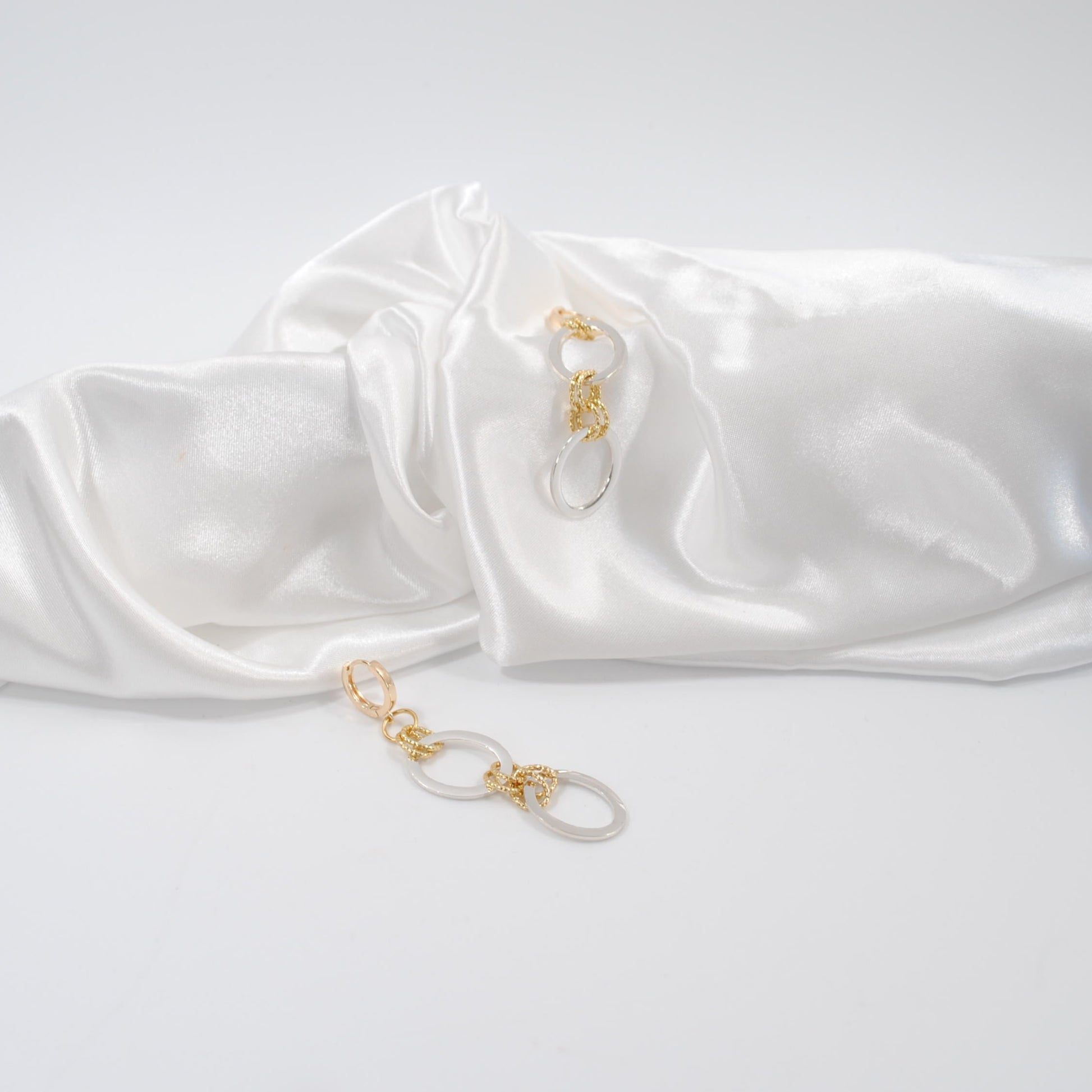 eleganta örhänge i cirklar och guld kedja creoler ringar design by brandeby