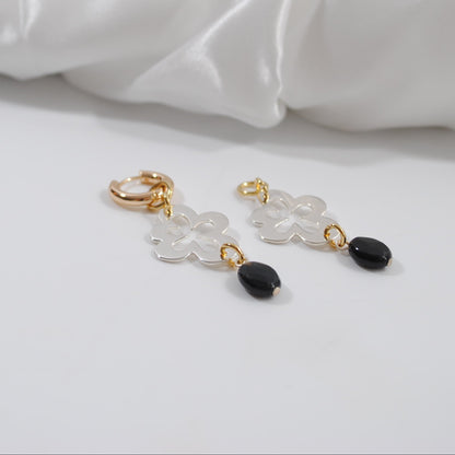 påhäng silver blomma med guld detaljer onyx ädelsten design by brandeby