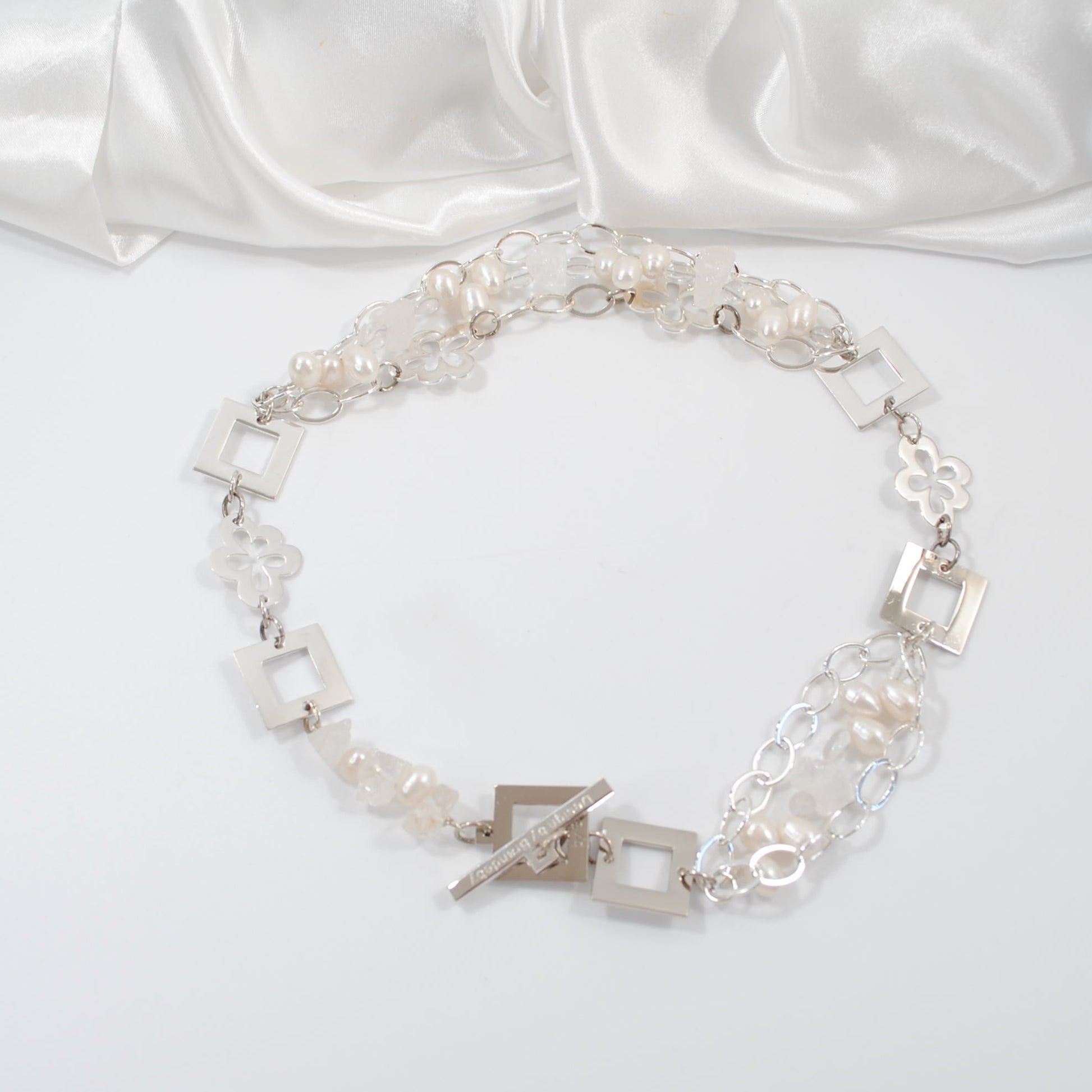 äkta lyxigt kort halsband i vitt och silver design by brandeby