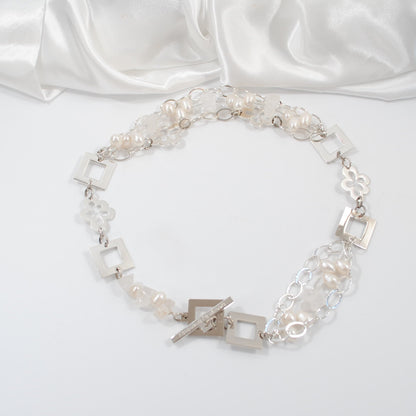 äkta lyxigt kort halsband i vitt och silver design by brandeby