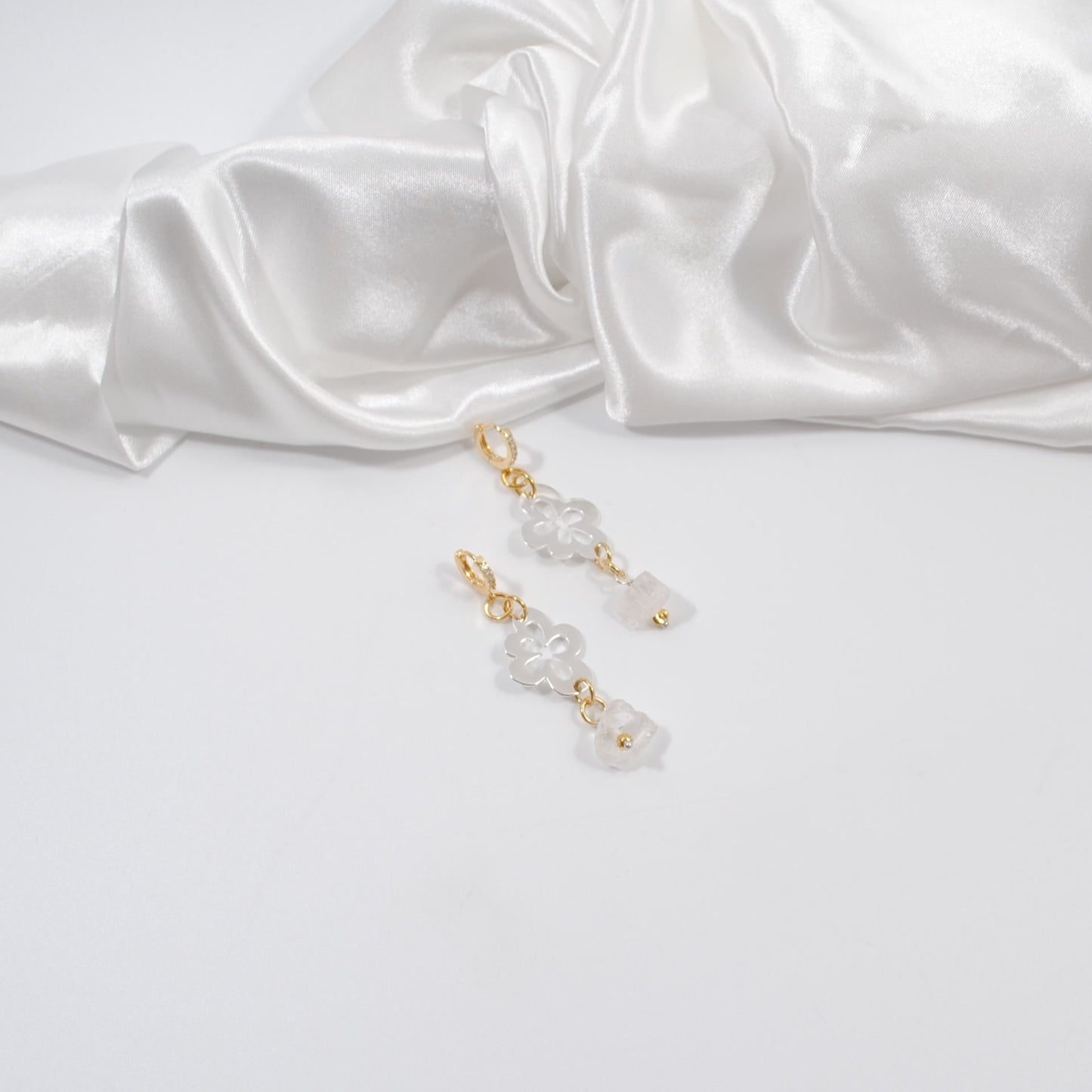 vackra örhängen i silver blomma bergkristall guld detaljer creoler ringar i guld design by brandeby