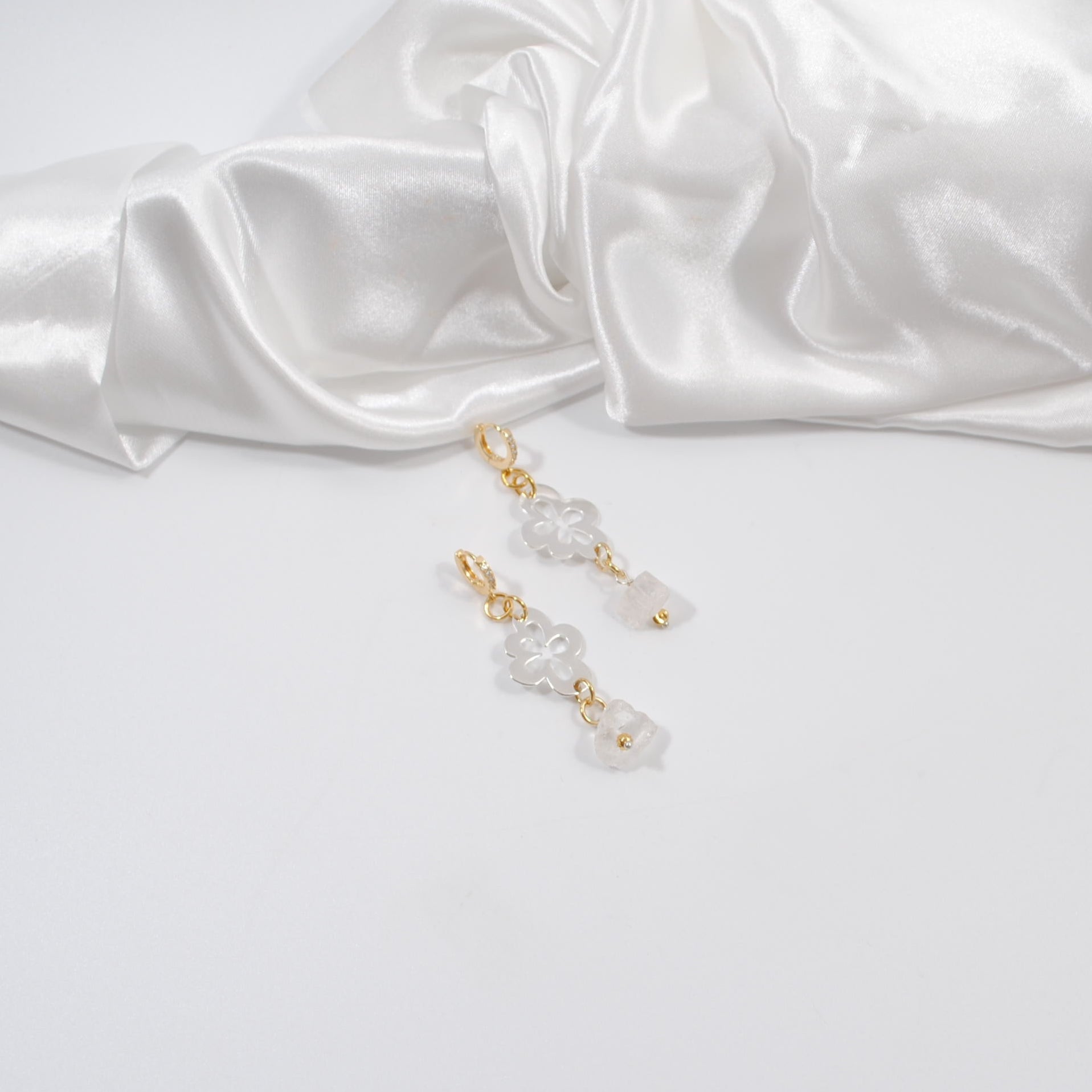 vackra örhängen i silver blomma bergkristall guld detaljer creoler ringar i guld design by brandeby
