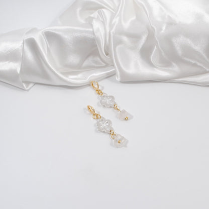 vackra örhängen i silver blomma bergkristall guld detaljer creoler ringar i guld design by brandeby