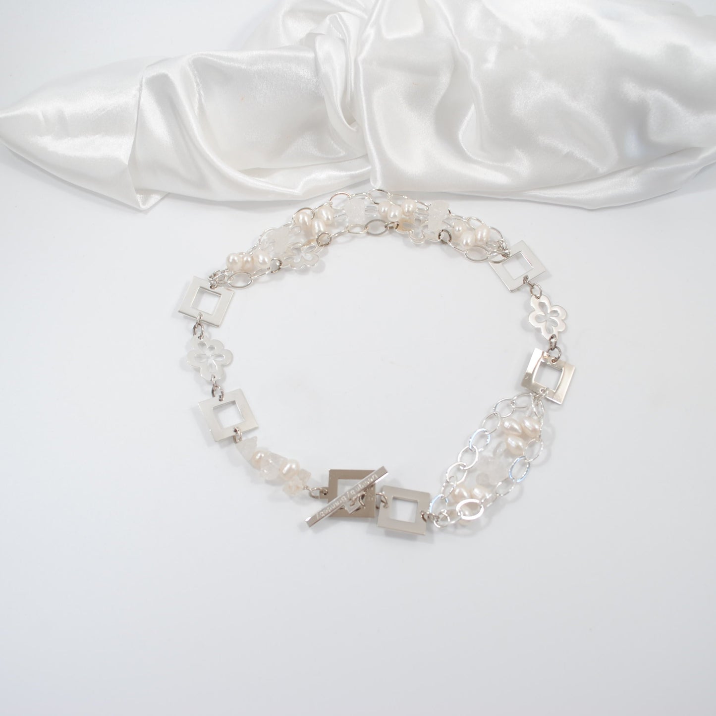 kort halsband med sötvattenspärlor bergkristall design by brandeby