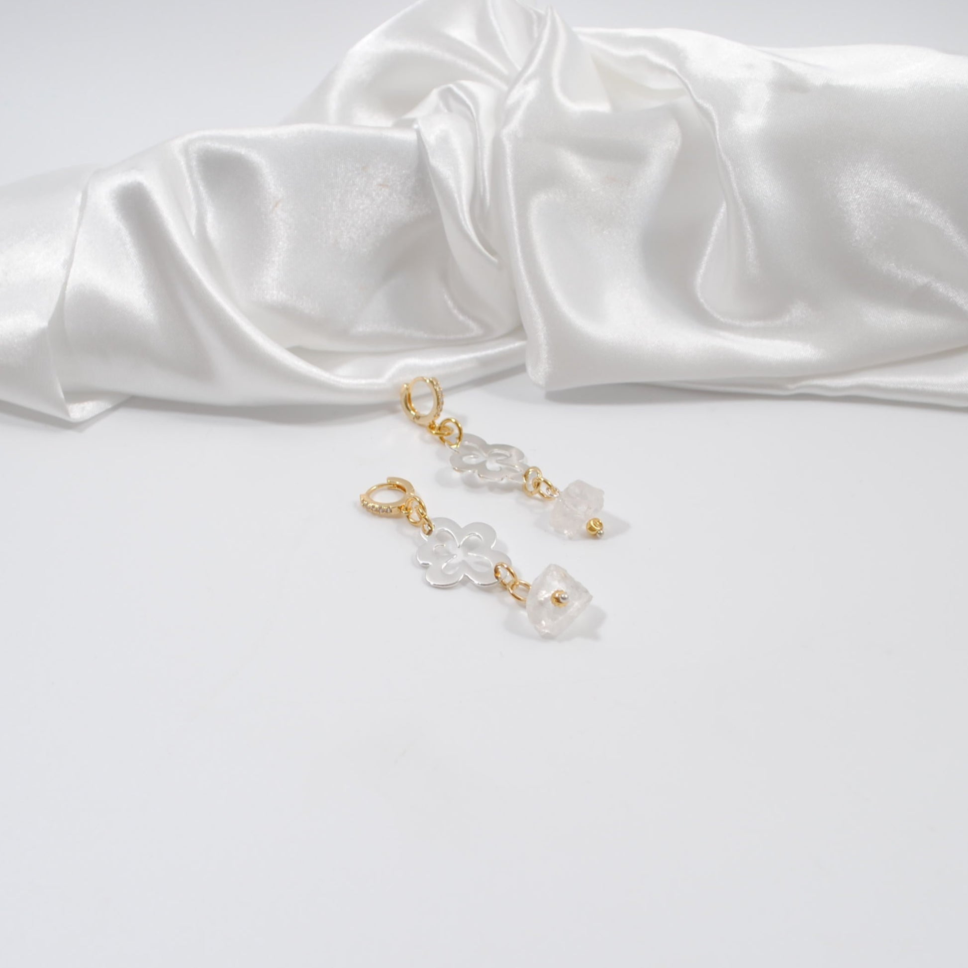 örhängen med silver blomma creoler med strass bergkristall desing by brandeby