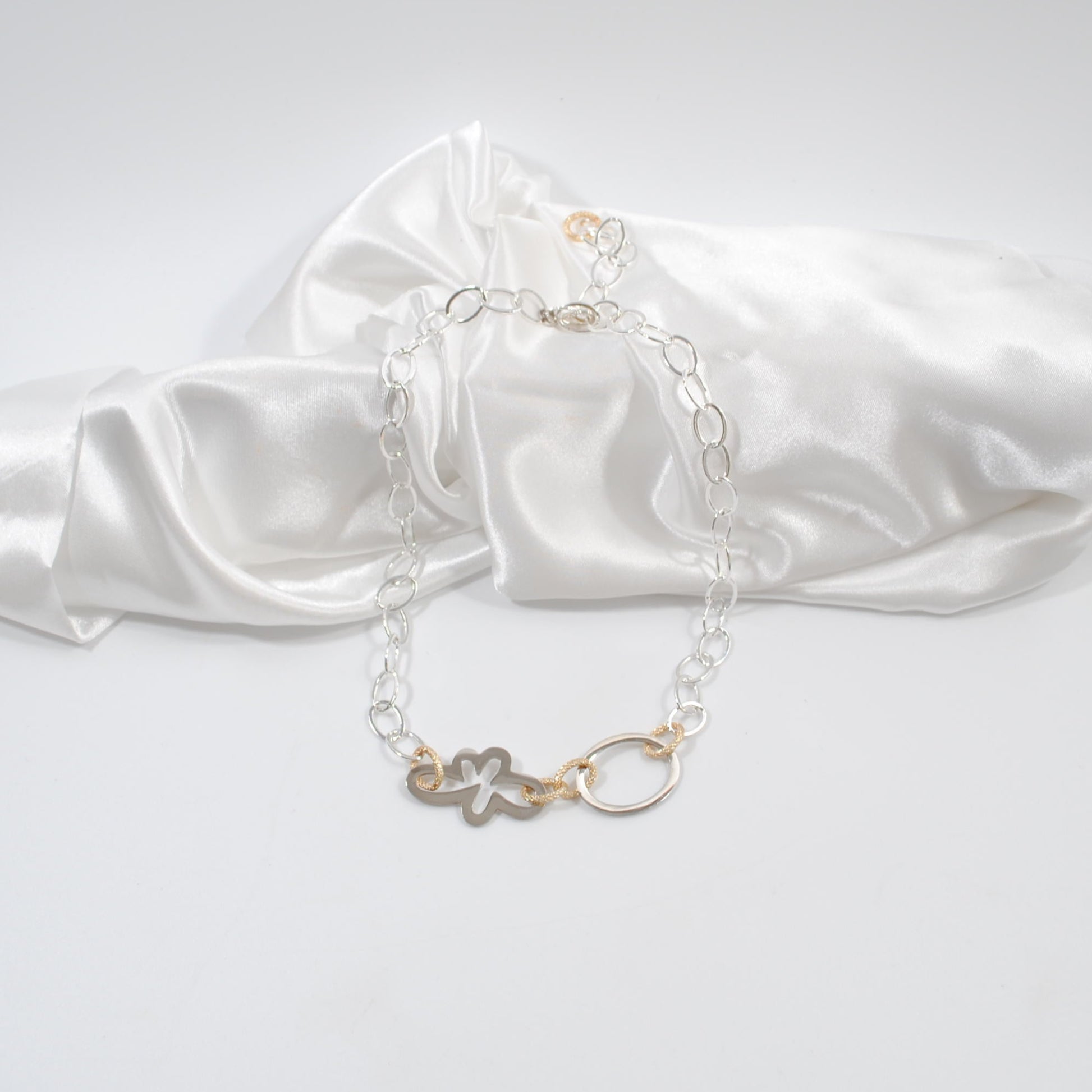 elegant stilrent halsband med blomma och cirkel med silver kedja handgjorts design by brandeby