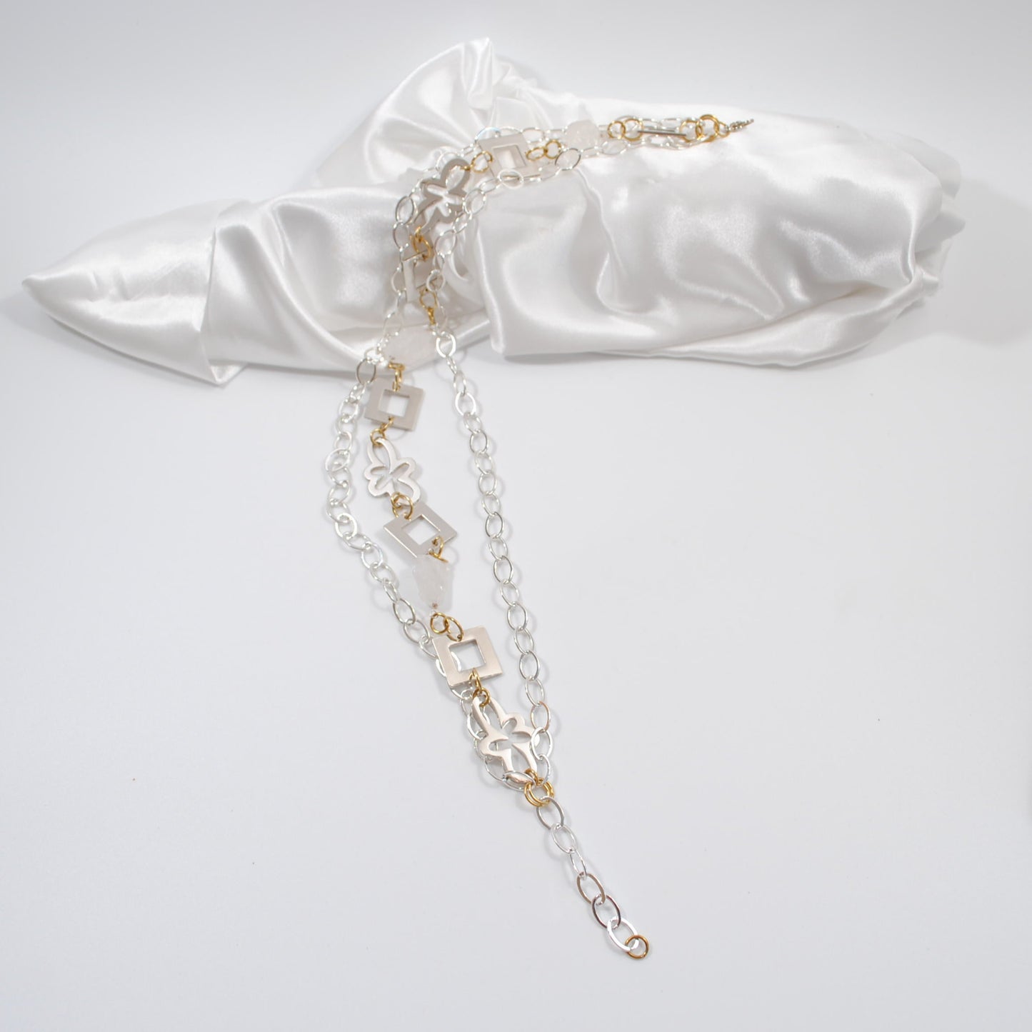 flexibelt halsband i tre rader med bergkristall och blommor kedja i silver design by brandeby