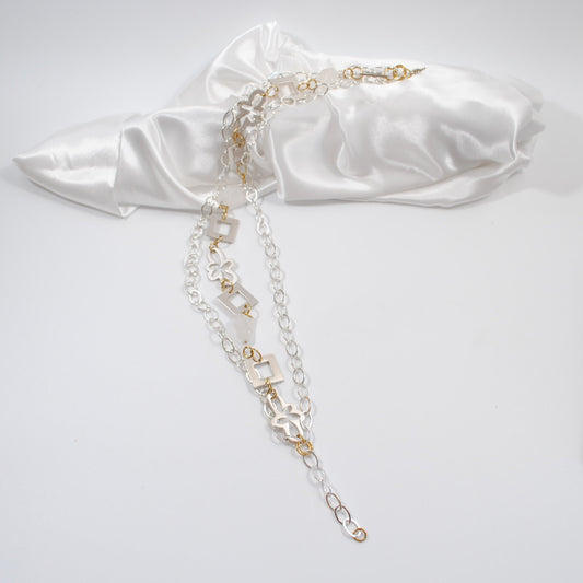 flexibelt halsband i tre rader med bergkristall och blommor kedja i silver design by brandeby