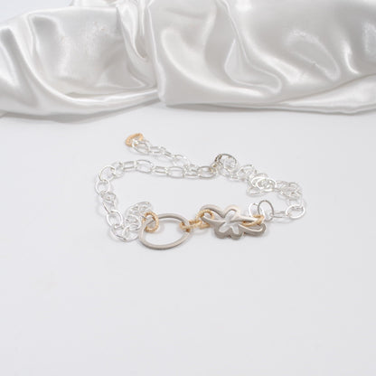 designat kort halsband med silver blomma och kedja handgjort unikt fonden psykisk hälsa design by brandeby