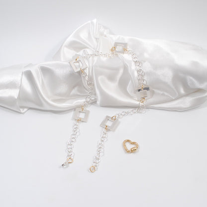 enkelt elegant lyxigt halsband med fyrkanter kedja i silver och ett guld lås som hjärta design by brandeby