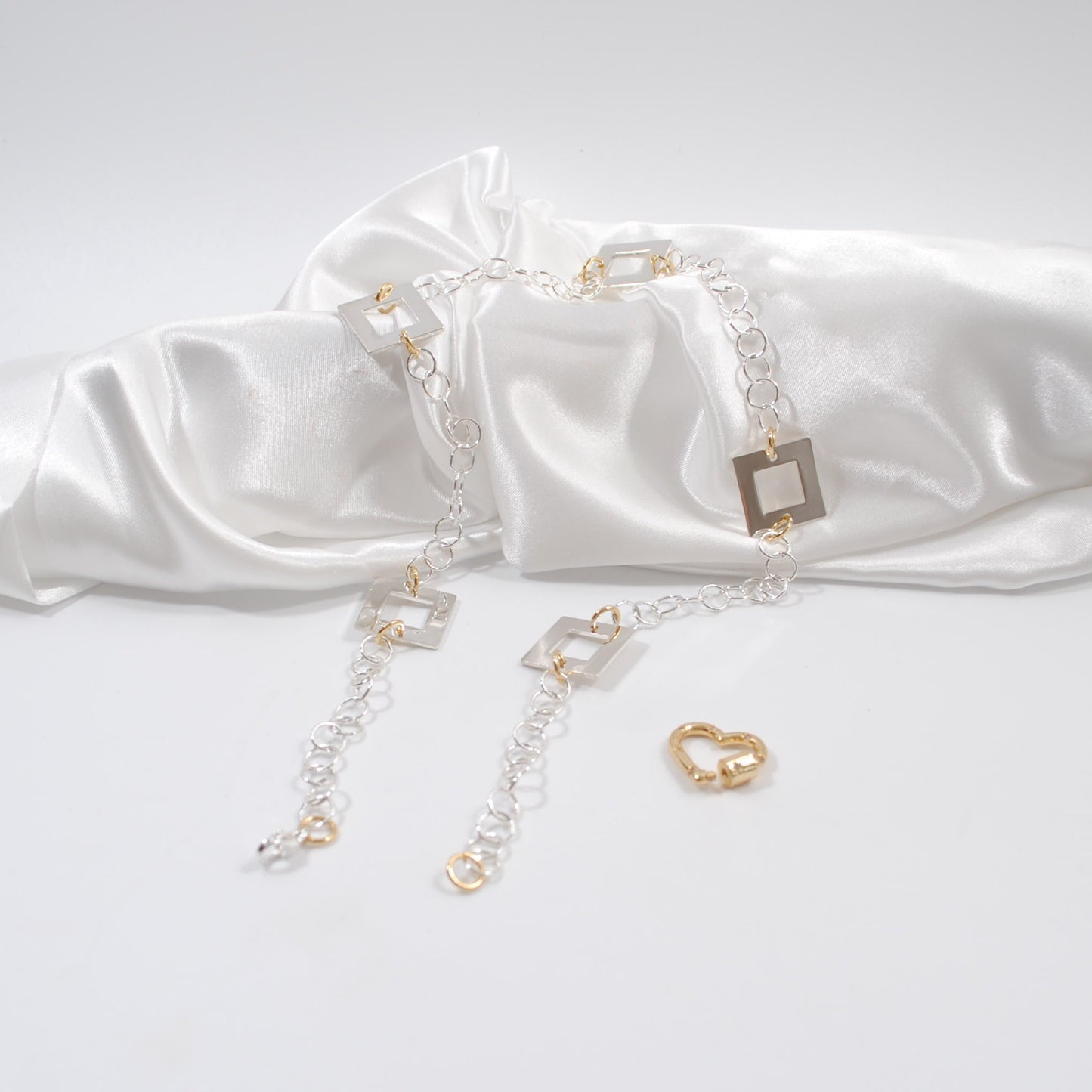 elegant stilsäker halsband i silver och guld med ett lås som är ett hjärta design by brandeby