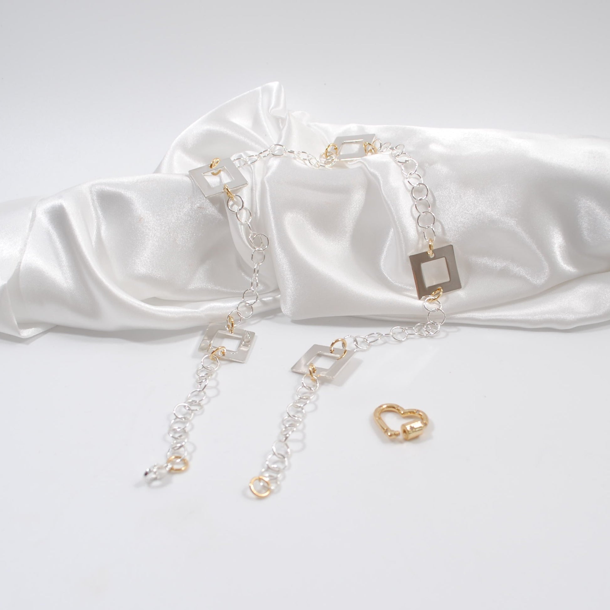 elegant stilsäker halsband i silver och guld med ett lås som är ett hjärta design by brandeby
