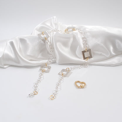 elegant stilsäker halsband i silver och guld med ett lås som är ett hjärta design by brandeby