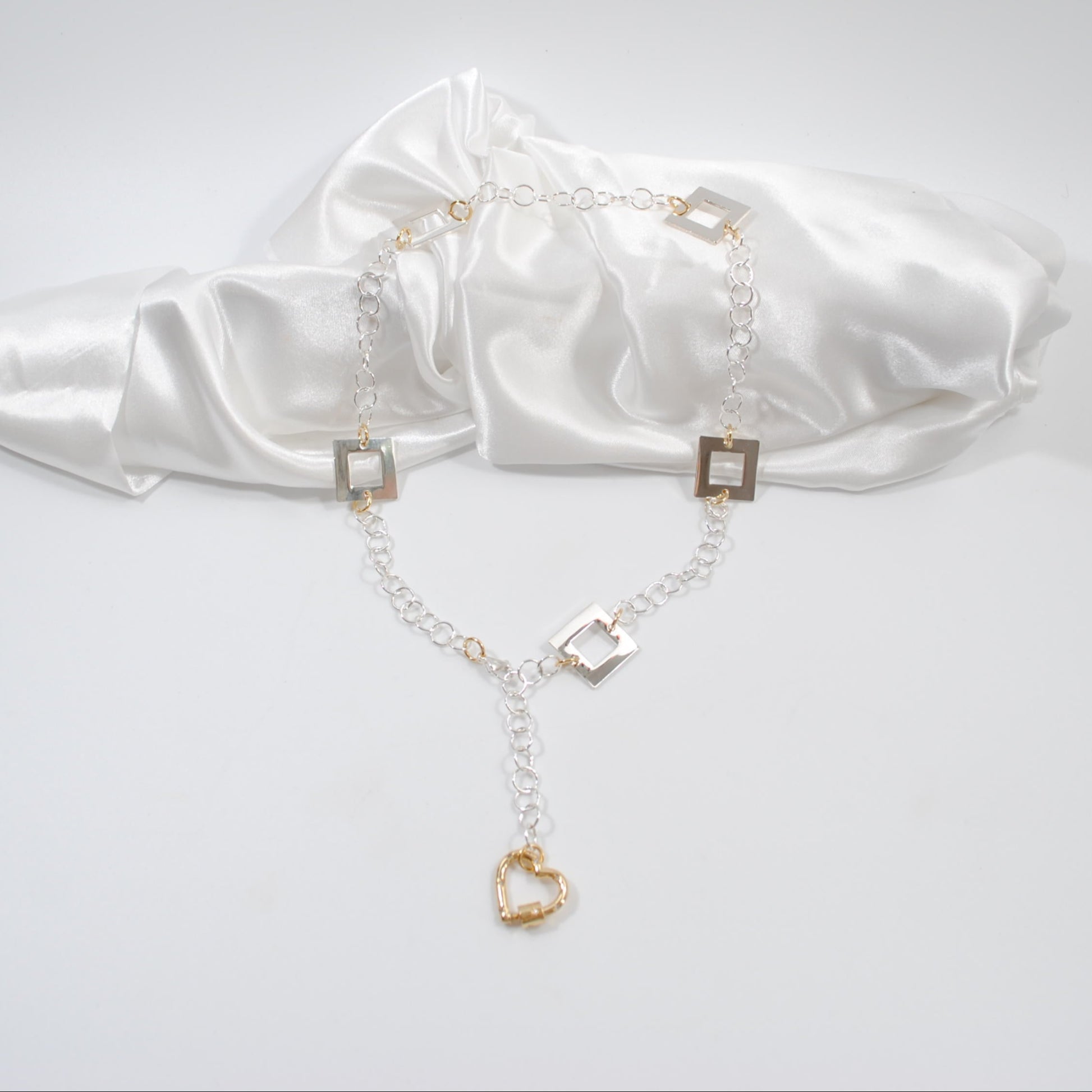 flexibelt silver halsband med guld ringar och silver fyrkanter egendesingnade delar guld hjärta som lås design by brandeby