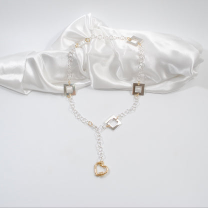 flexibelt silver halsband med guld ringar och silver fyrkanter egendesingnade delar guld hjärta som lås design by brandeby