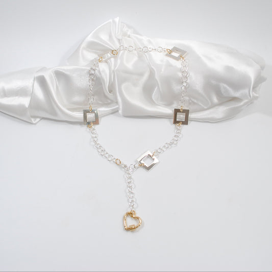 flexibelt silver halsband med guld ringar och silver fyrkanter egendesingnade delar guld hjärta som lås design by brandeby