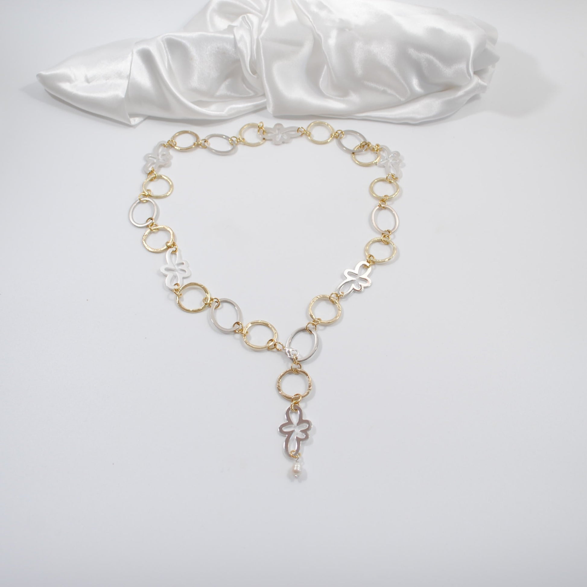 lyxigt handgjort unikt flexibelt halsband med guld och silver detaljer design by brandeby
