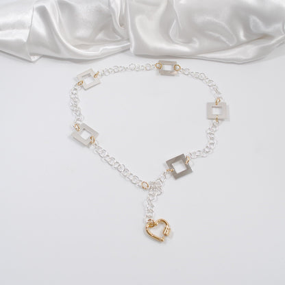 handgjort fint elegant halsband med silverkedja och silver fyrkanter med ett hjärta som guld lås design by brandeby