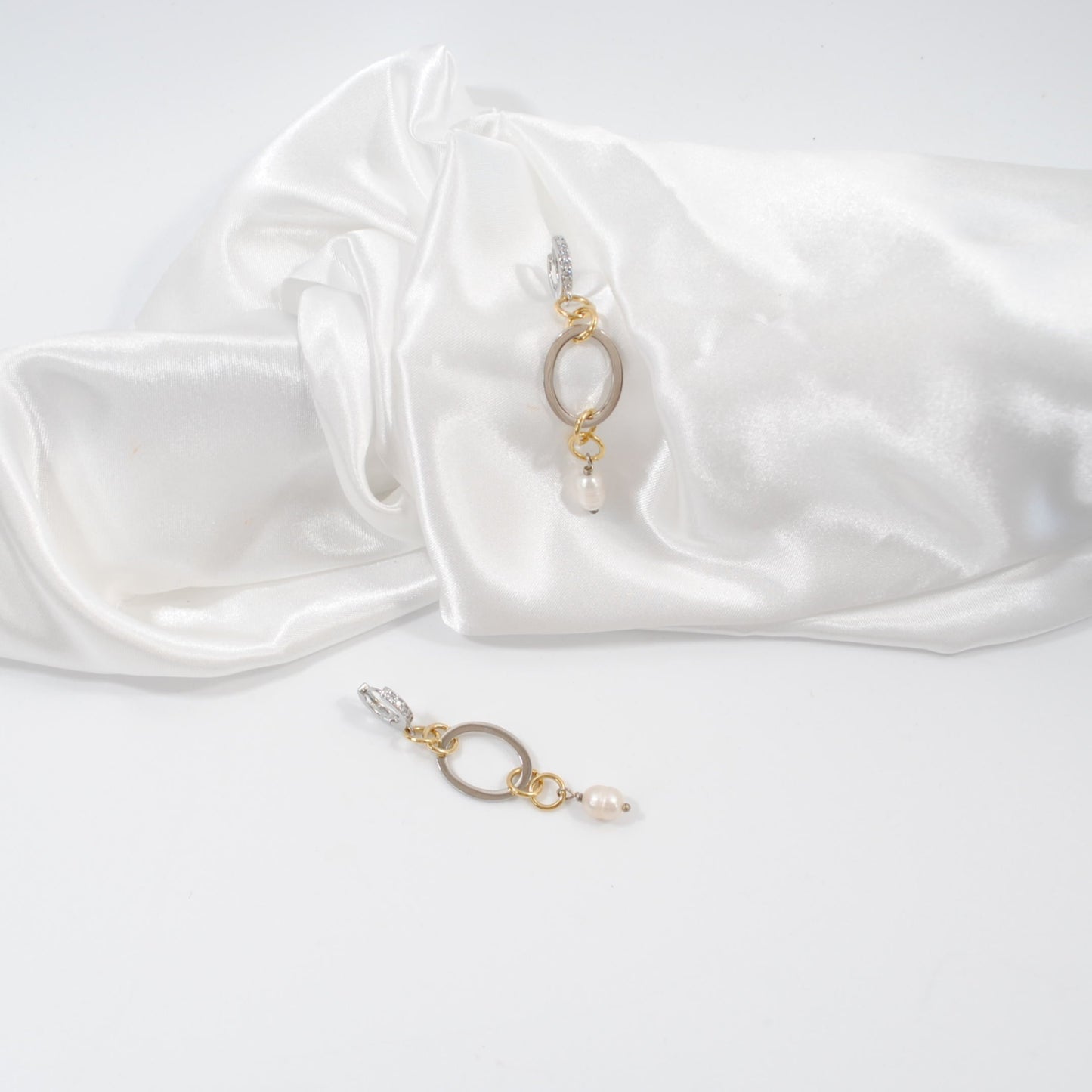 strass fyllda creoler ringar cirklar med guld detaljer vit sötvattenspärla örhägen design by brandeby