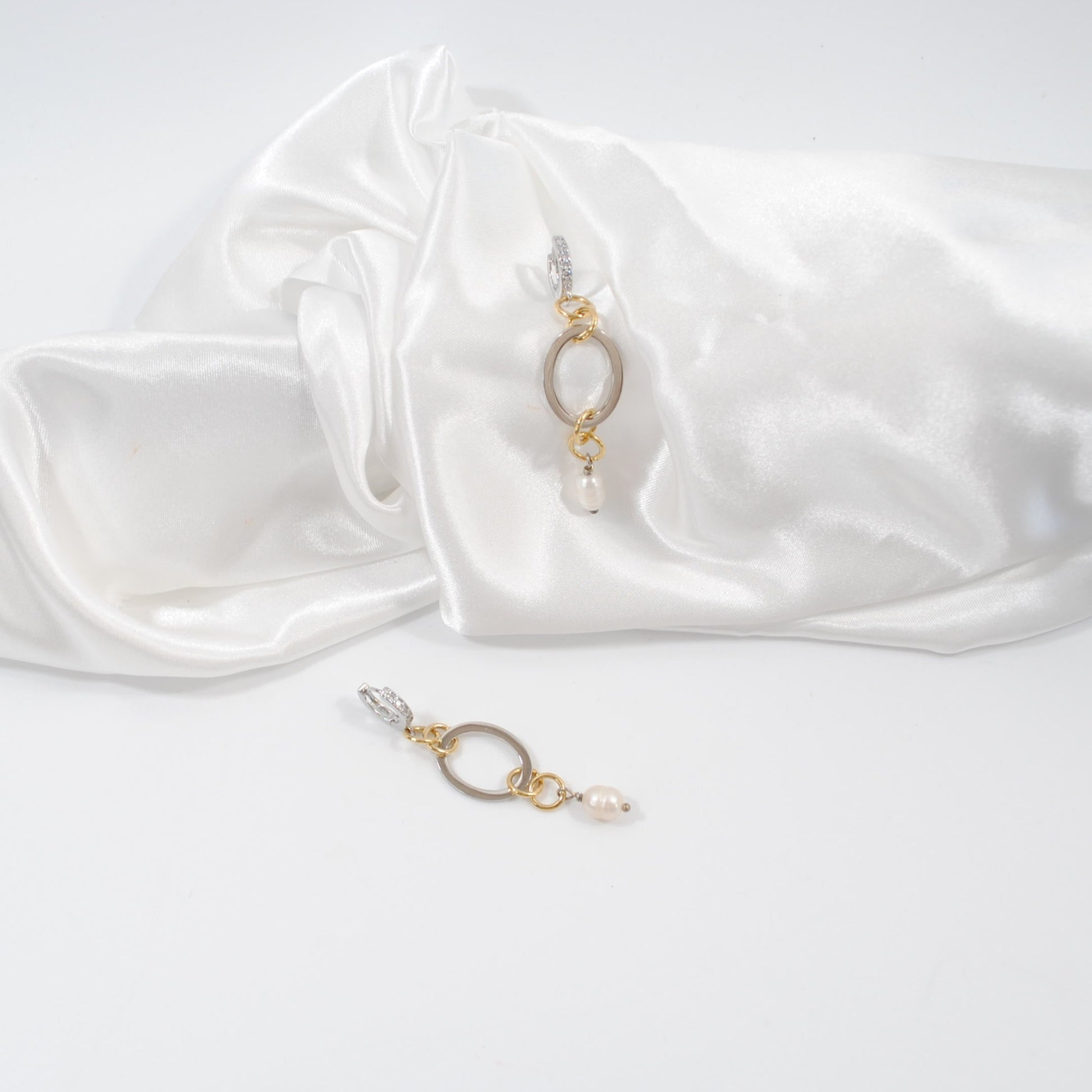 strass fyllda creoler ringar cirklar med guld detaljer vit sötvattenspärla örhägen design by brandeby