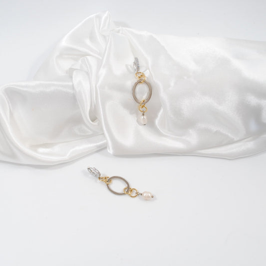 strass fyllda creoler ringar cirklar med guld detaljer vit sötvattenspärla örhägen design by brandeby