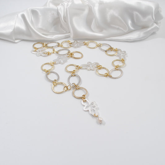 långt halsband med guldringar silverringar och blommor design by brandeby