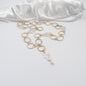 långt halsband med guldringar silverringar och blommor design by brandeby