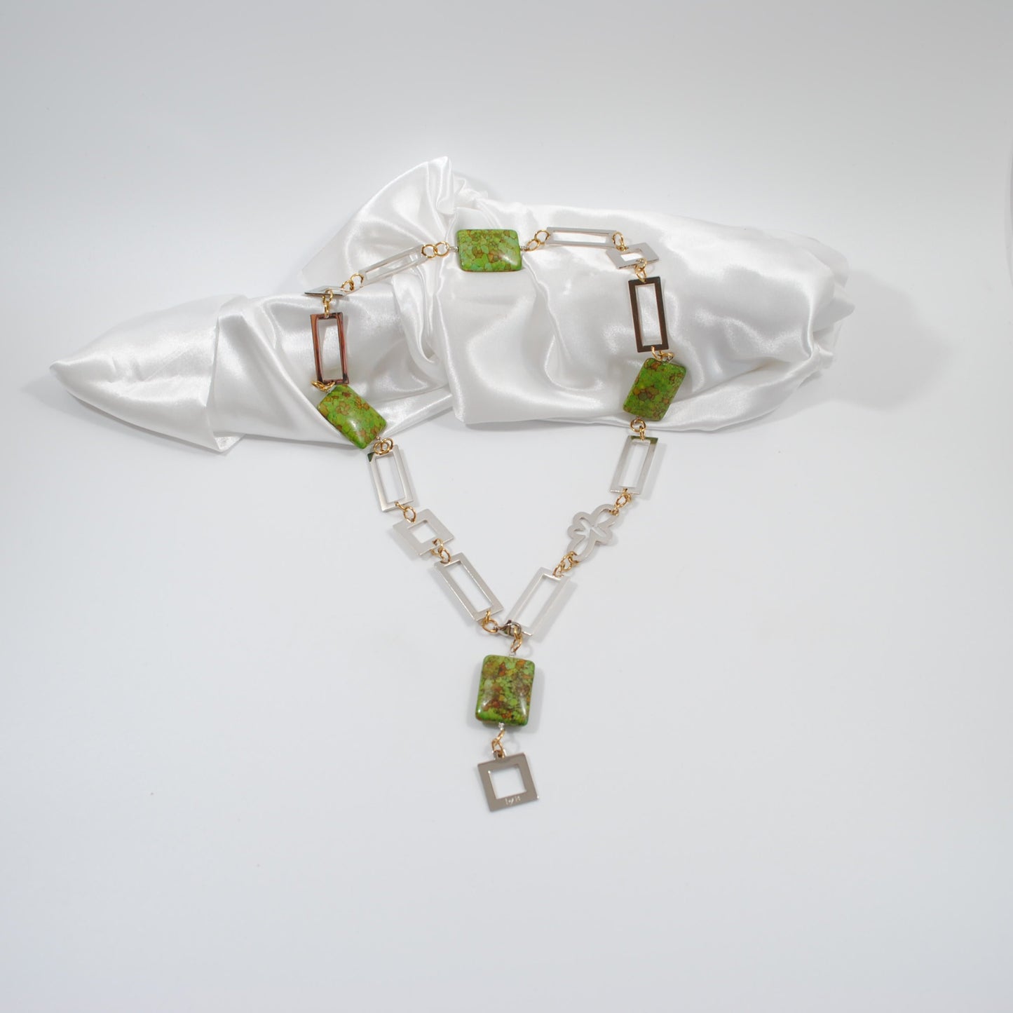 lyxigt handgjort unikt halsband med gröna turkoser design by brandeby