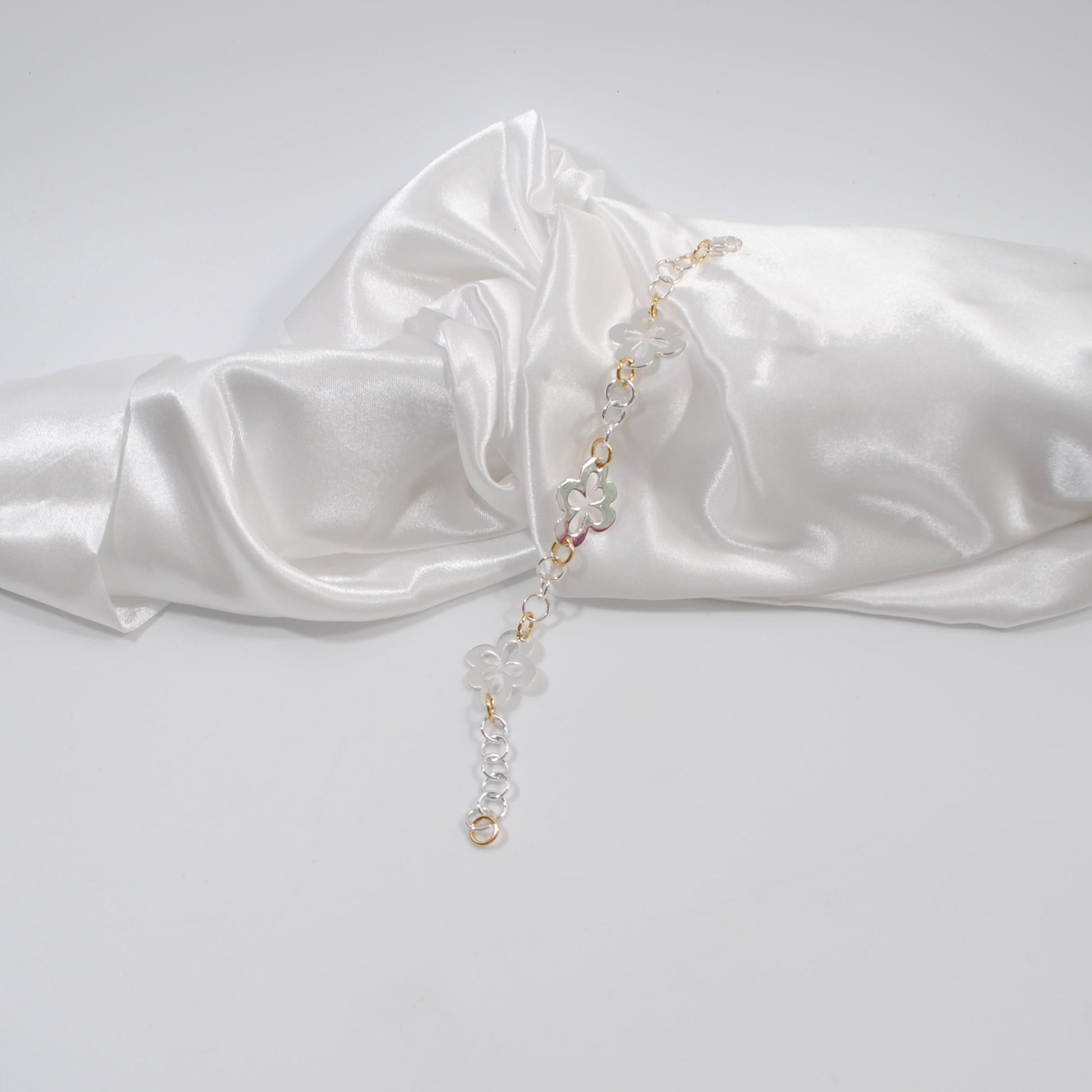 silver armband med blommor design by brandeby