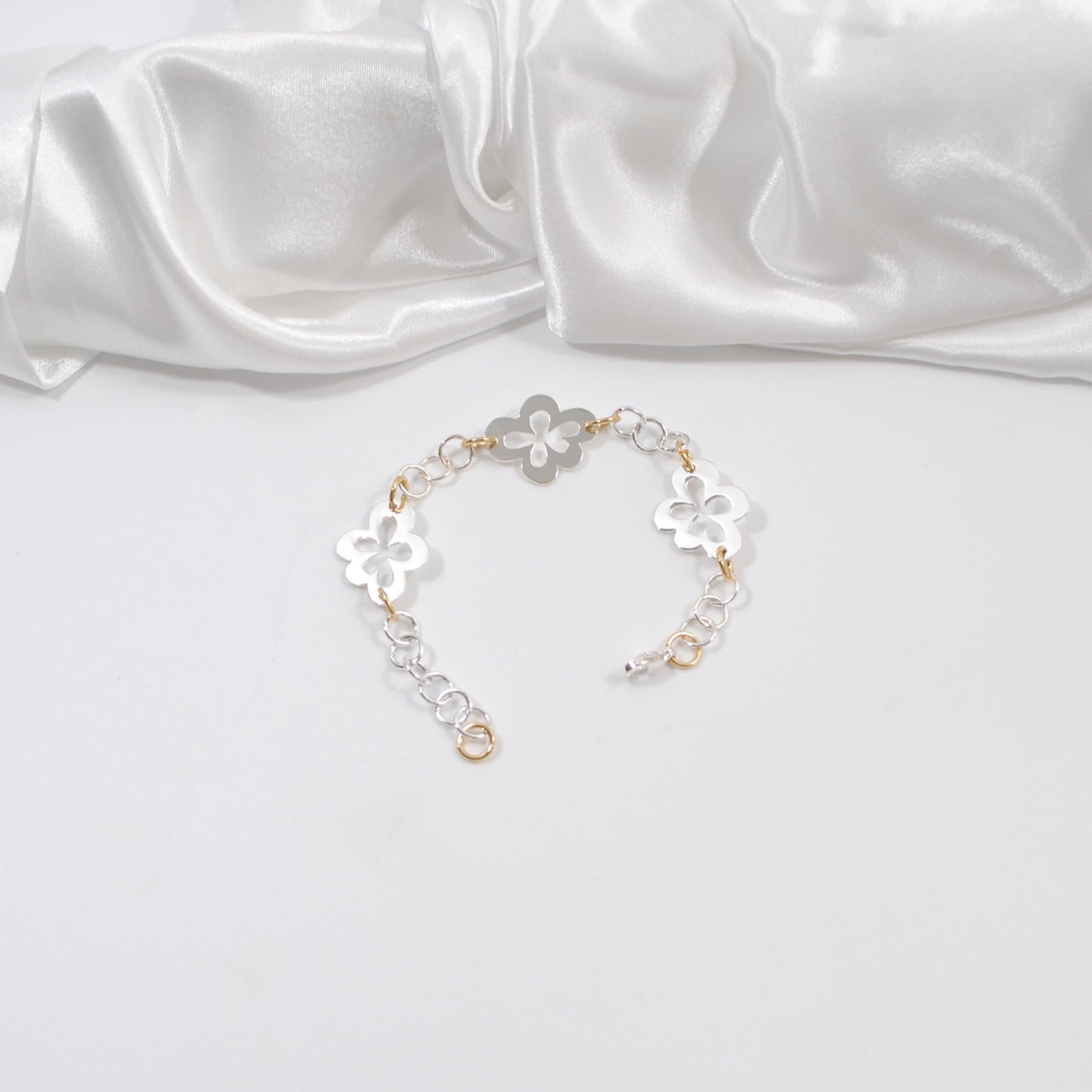 silver armband med blommor design by brandeby