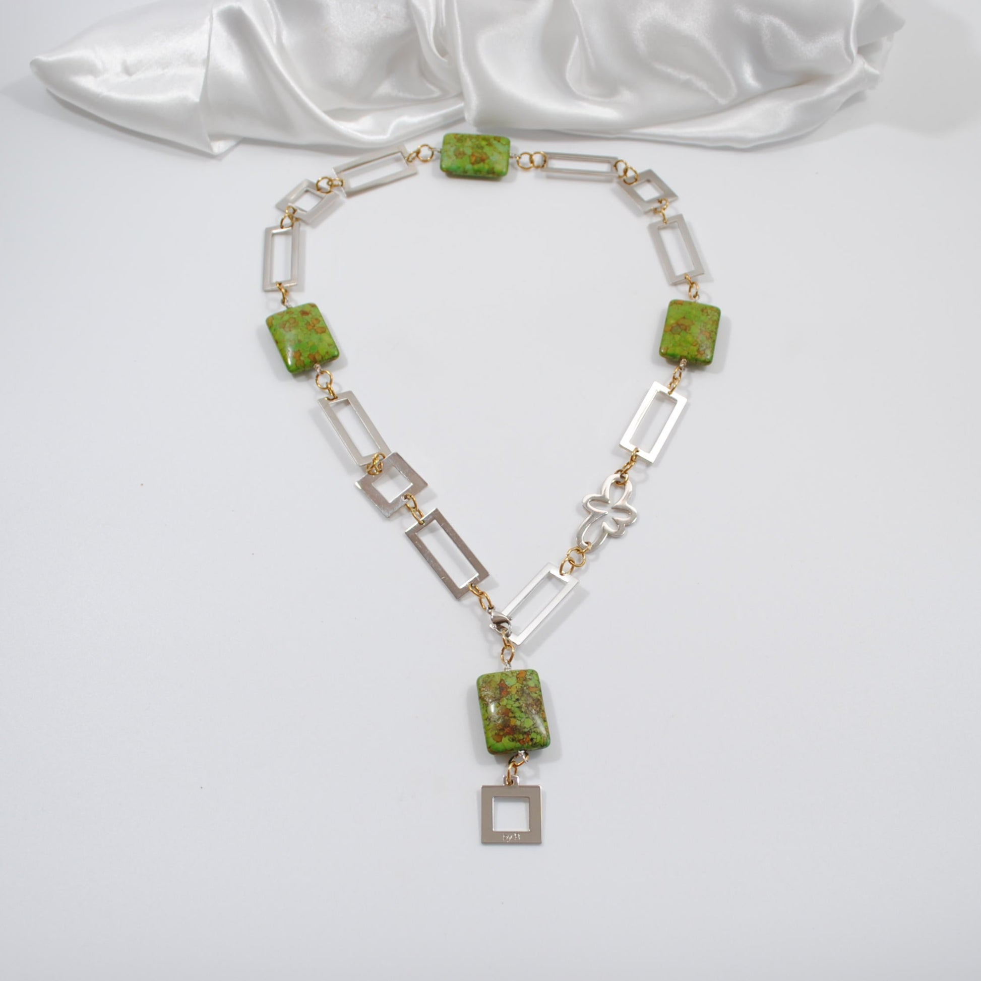 flexibelt halsband med äkta ädelstenar som gröna turkoser med silverdelar design by brandeby