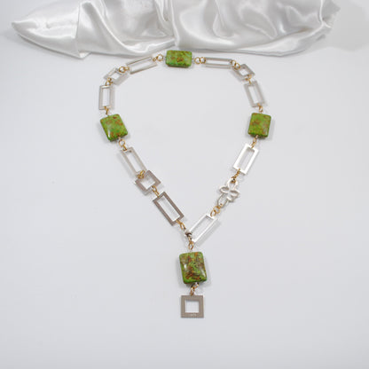 flexibelt halsband med äkta ädelstenar som gröna turkoser med silverdelar design by brandeby
