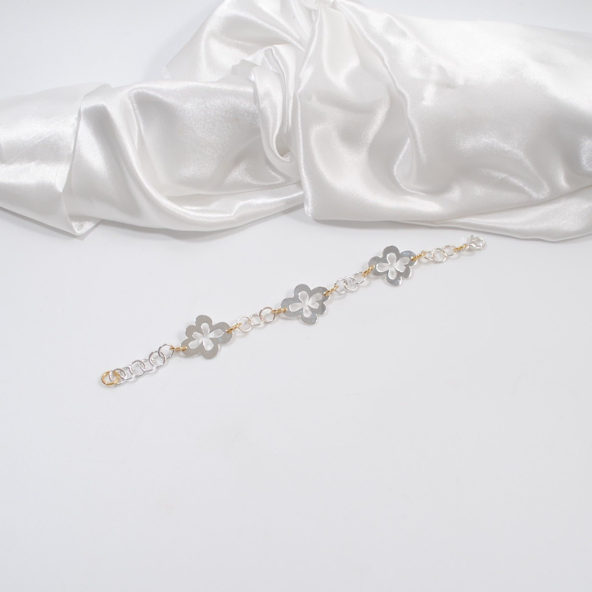 elegant armband med silver blommor och silver kedja guldringar i 18 karats guld design by brandeby