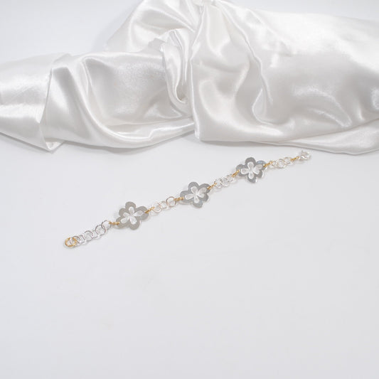 elegant armband med silver blommor och silver kedja guldringar i 18 karats guld design by brandeby