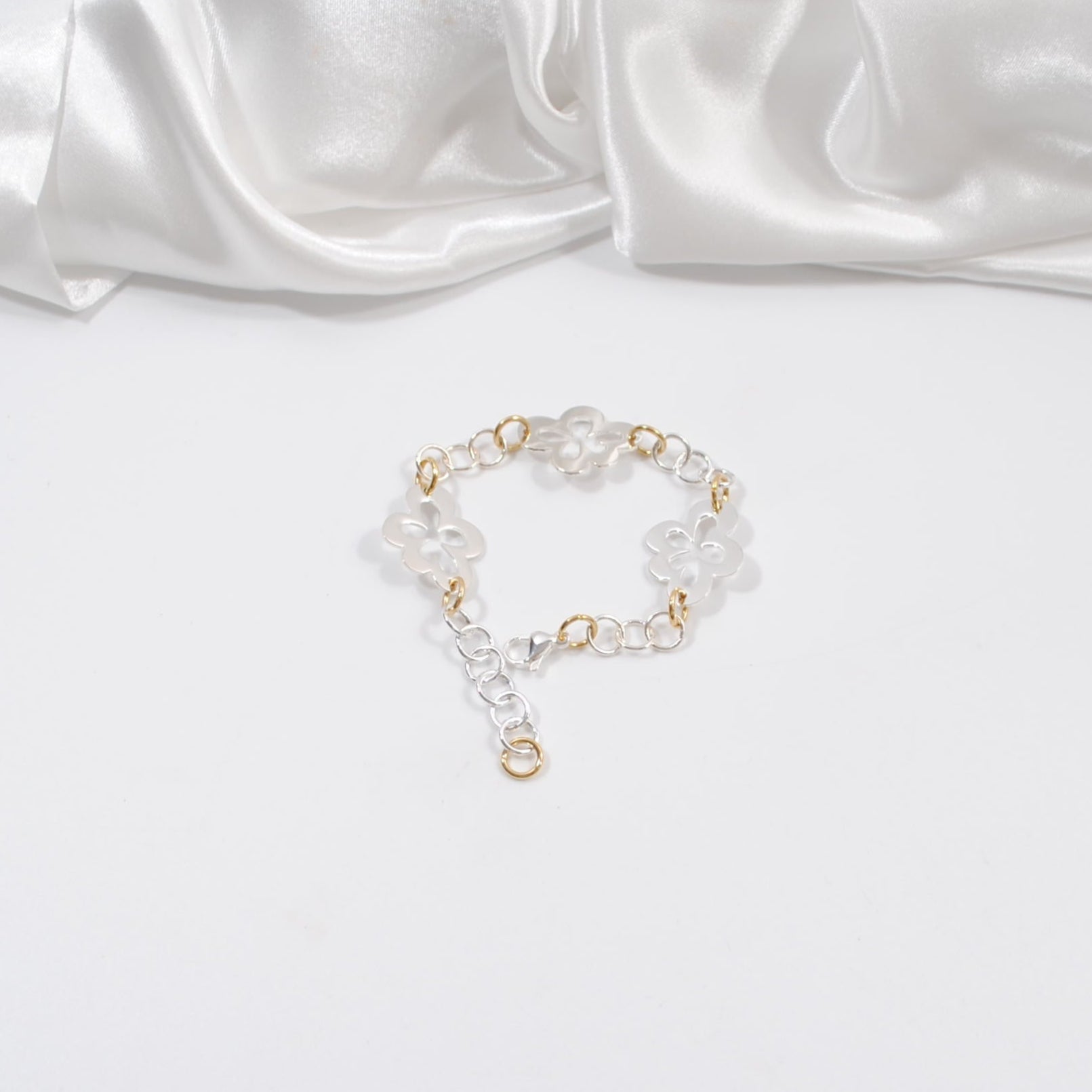 armband i guld och silver med blommor design by brandeby
