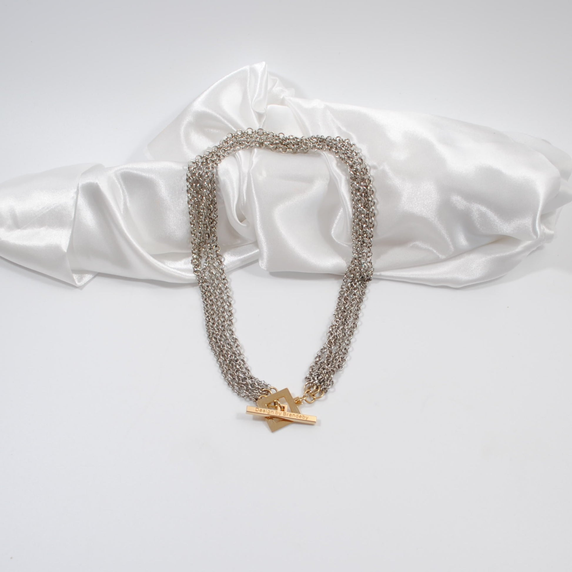 flexibelt halsband i kedjor och guld lås design by brandeby